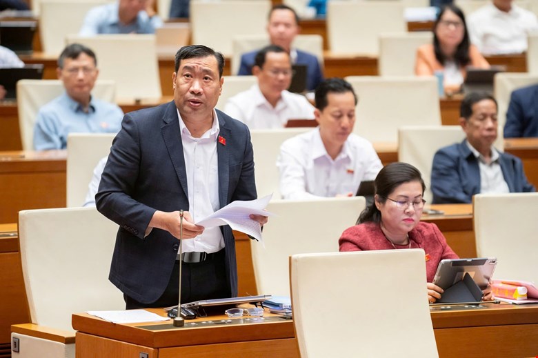 National Assembly delegate Thach Phuoc Binh (Vinh Long delegation) proposed to soon adjust and increase monthly allowances for positions in hamlets and villages. Photo: Quochoi.vn