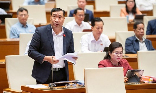 Đại biểu Quốc hội Thạch Phước Bình (Đoàn Vĩnh Long) đề nghị sớm điều chỉnh, nâng phụ cấp hàng tháng cho các chức danh ở ấp, khóm. Ảnh: Quochoi.vn