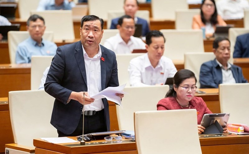 National Assembly delegate Thach Phuoc Binh (Vinh Long delegation) proposed to soon adjust and increase monthly allowances for positions in hamlets and villages. Photo: Quochoi.vn