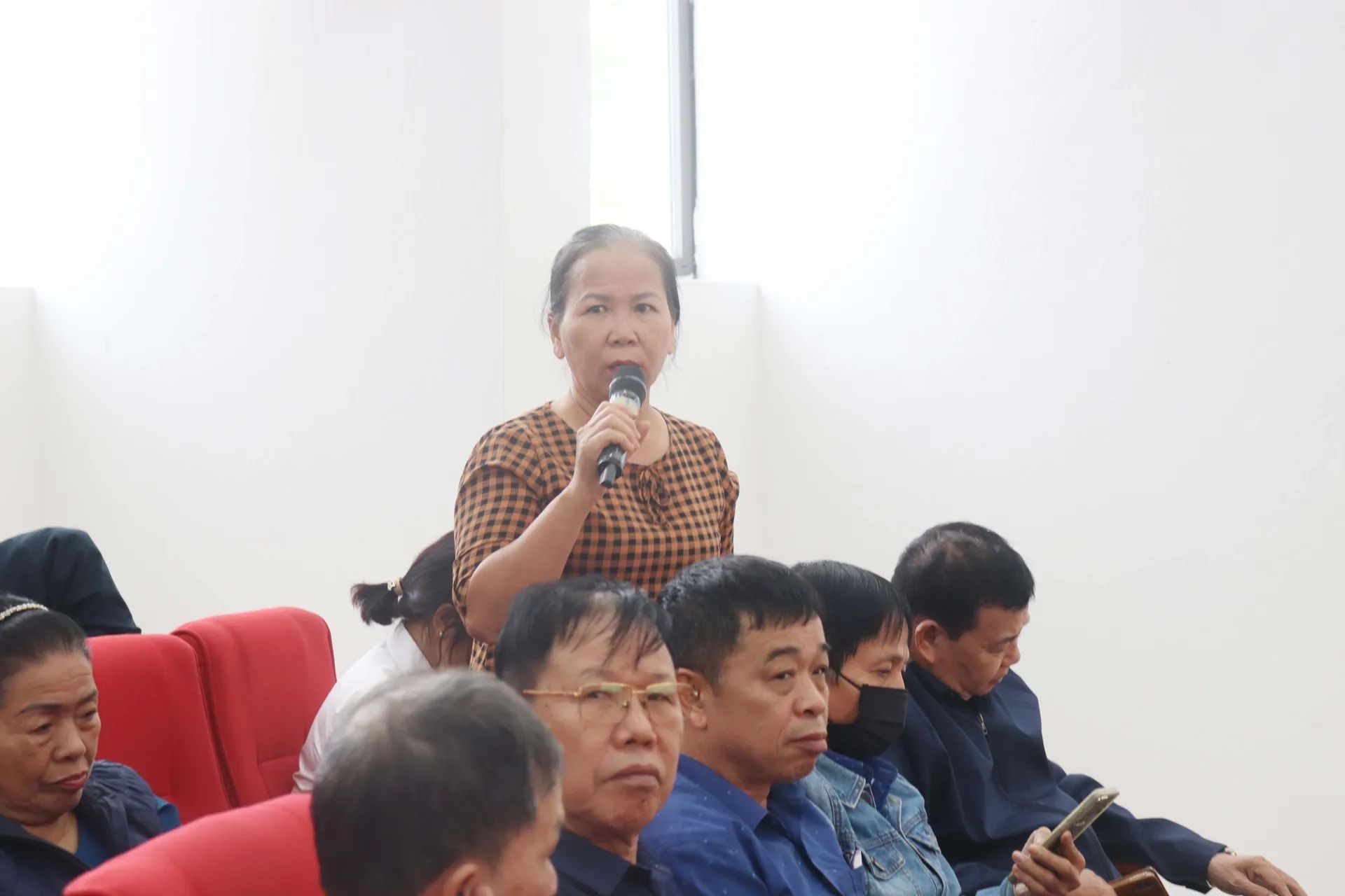 Cu tri doi thoai voi lanh dao phuong Thuong Cat cac van de lien quan den cap so do, cong tac quan ly do thi, tieu thoat nuoc. Anh: Tran Thao