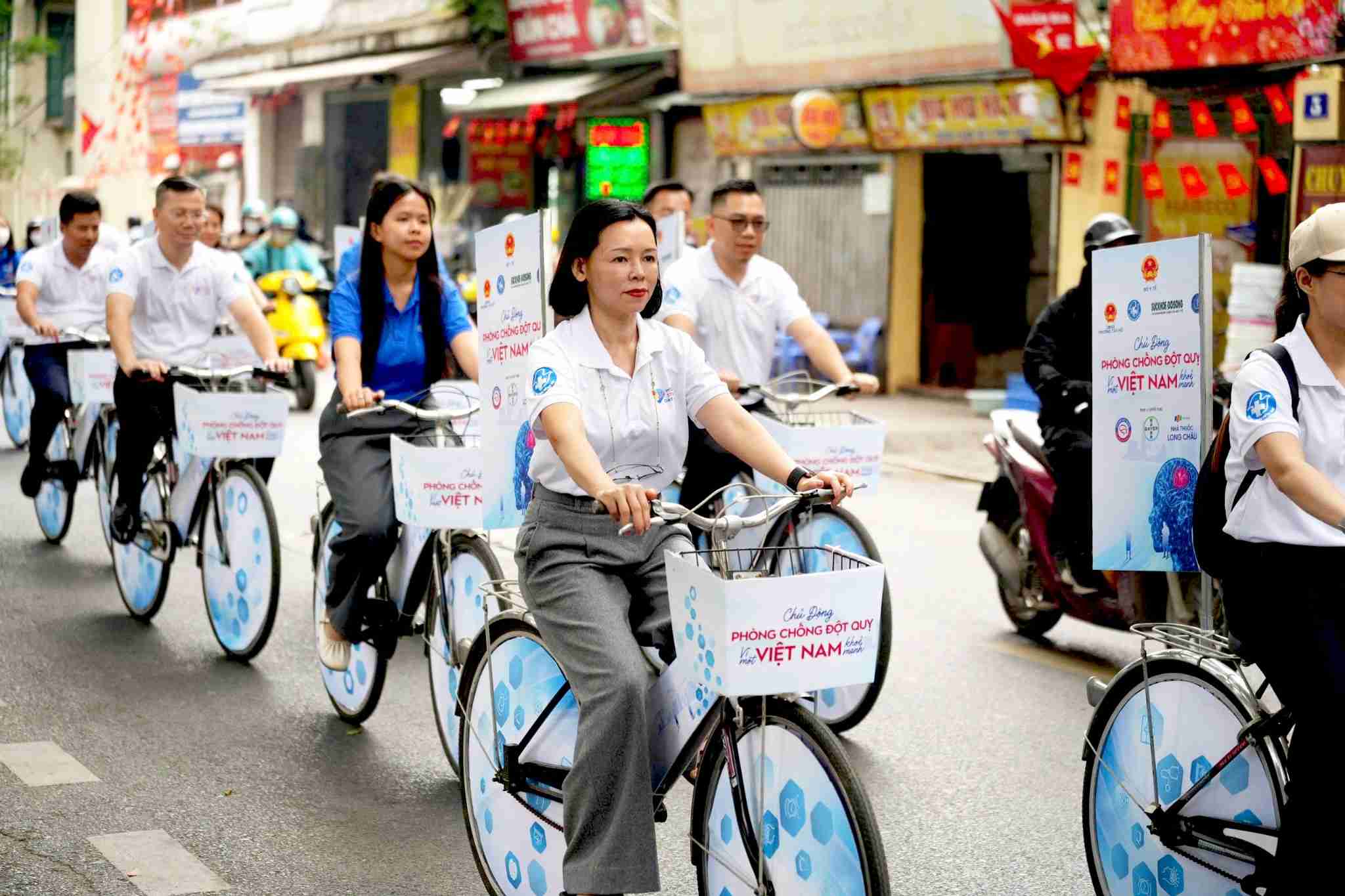  Ba Nguyen Bach Diep cung hang tram tinh nguyen vien va nguoi dan da tham gia hoat dong dap xe, lan toa thong diep ve tam quan trong cua viec duy tri loi song lanh manh, nang cao the chat de phong ngua dot quy. Anh: BTC 
