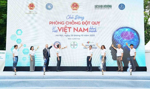 Các đại diện cùng thực hiện nghi thức khởi động Chương trình Quốc gia Phòng chống và Quản lý Đột quỵ 2025. Ảnh: BTC