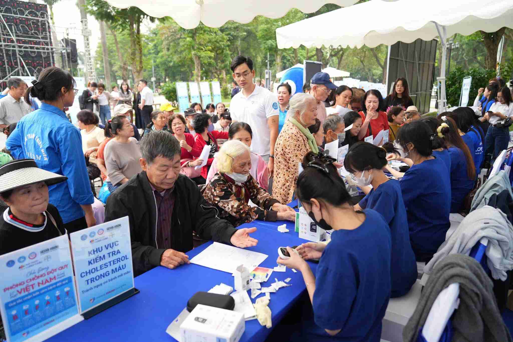 Chuong trinh tam soat nguy co dot quy da duoc trien khai, giup nguoi dan duoc phat hien som cac yeu to nguy co va nhan tu van kip thoi tu hon 50 bac si va tinh nguyen vien y te. Anh: BTC