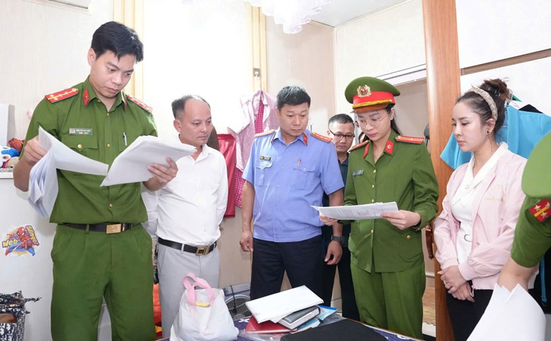 Prosecution of the Principal and accountant in the case of "recovering extra hours" from teachers in Lao Cai. Photo: CA Lao Cai