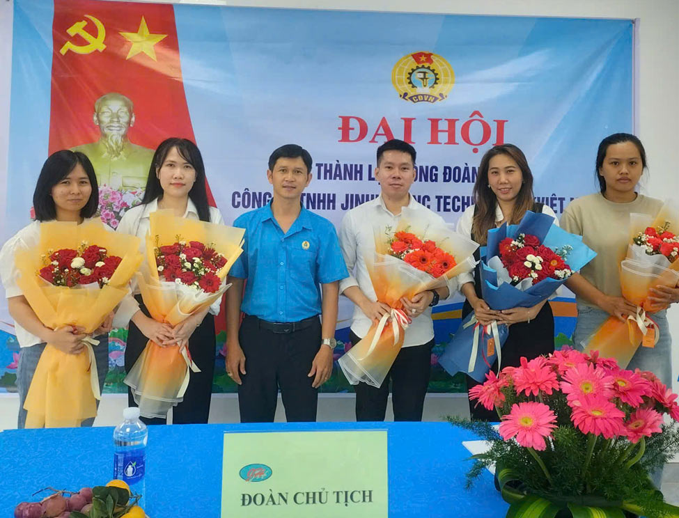 Mr. Nguyen Trong Danh - Deputy Head of the Industrial Park Trade Union congratulated the Executive Committee of the Trade Union of Jinhua Zinc Technology Company Limited (Vietnam). Photo: Phuong Dung