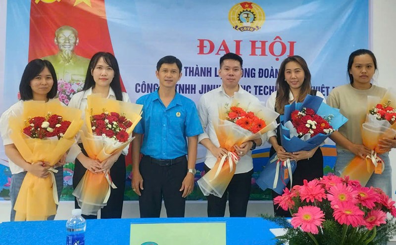 Mr. Nguyen Trong Danh - Deputy Head of the Industrial Park Trade Union congratulated the Executive Committee of the Trade Union of Jinhua Zinc Technology Company Limited (Vietnam). Photo: Phuong Dung