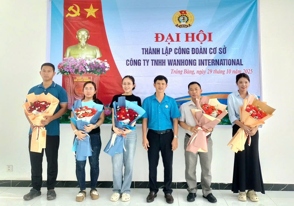 Ong Nguyen Trong Danh - Pho Ban Cong doan Khu cong nghiep chuc mung BCH CDCS Cong ty TNHH Wanhong International. Anh: Phuong Dung