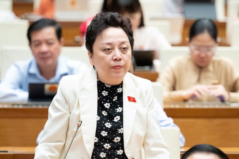 Dan viec luong giao vien duoc xep cao nhat, Dai bieu Quoc hoi Pham Khanh Phong Lan dat van de: “Bac si co xung dang nhu vay khong?“. Anh: Media Quoc hoi