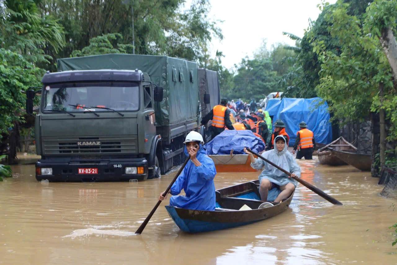 Quan doi da huy dong hang ngan quan nhan, co mat khap noi de ho tro dan. Anh: Quang Hung