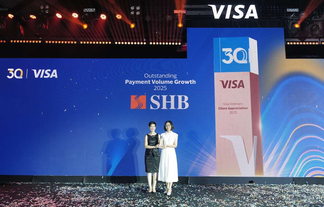 Dai dien SHB nhan giai thuong vinh danh “Ngoi sao tang truong the nam 2025”. Anh: SHB