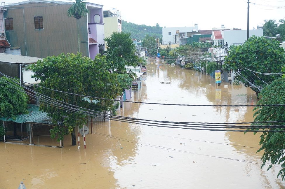 Nhieu song Tra Khuc tran vao khu dan cu. Anh: Vien Nguyen