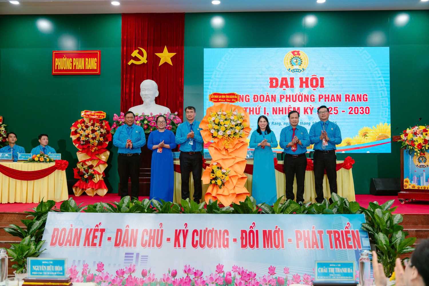 Ong Nguyen Huu Hoa - Pho Chu tich LDLD tinh Khanh Hoa tang hoa chuc mung Dai hoi Cong doan phuong Phan Rang. Anh: Nguyen Van