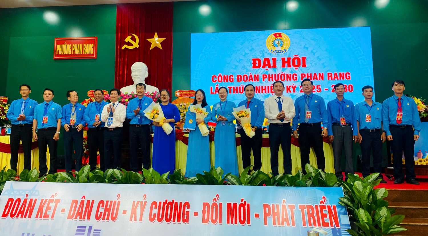 The Phan Rang Ward Trade Union Executive Committee was introduced at the congress. Photo: Nguyen Van