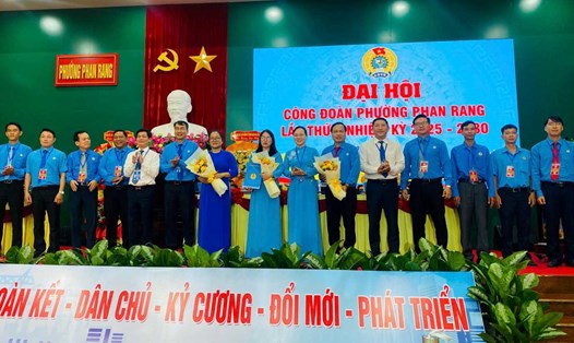 Ban Chấp hành Công đoàn phường Phan Rang ra mắt tại đại hội. Ảnh: Nguyễn Vân