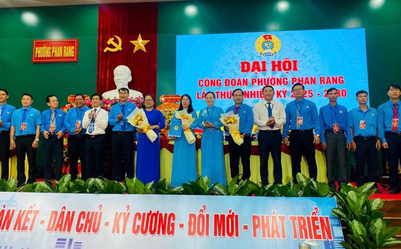 The Phan Rang Ward Trade Union Executive Committee was introduced at the congress. Photo: Nguyen Van