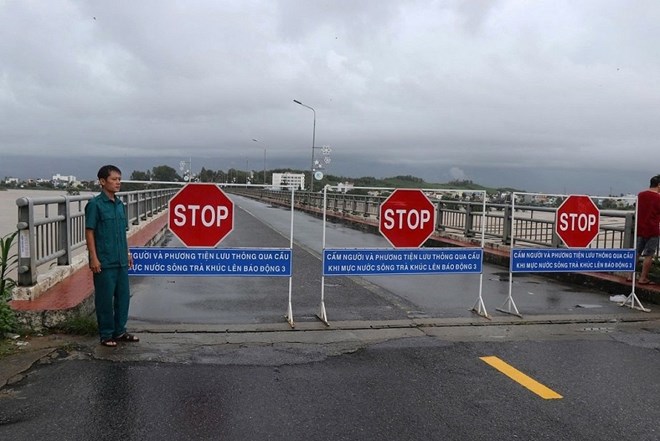 Luc luong chuc nang cam cac phuong tien luu thong qua cau Tra Khuc 1, tinh Quang Ngai de dam bao an toan. Anh: Vien Nguyen