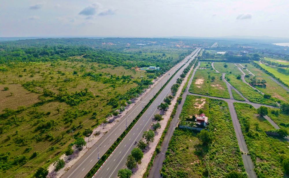 Quy dat 2 ben duong Vo Nguyen Giap, noi se trien khai cac Du an Khu do thi thuong mai, dich vu moi Ham Tien - Mui Ne. Anh: Duy Tuan