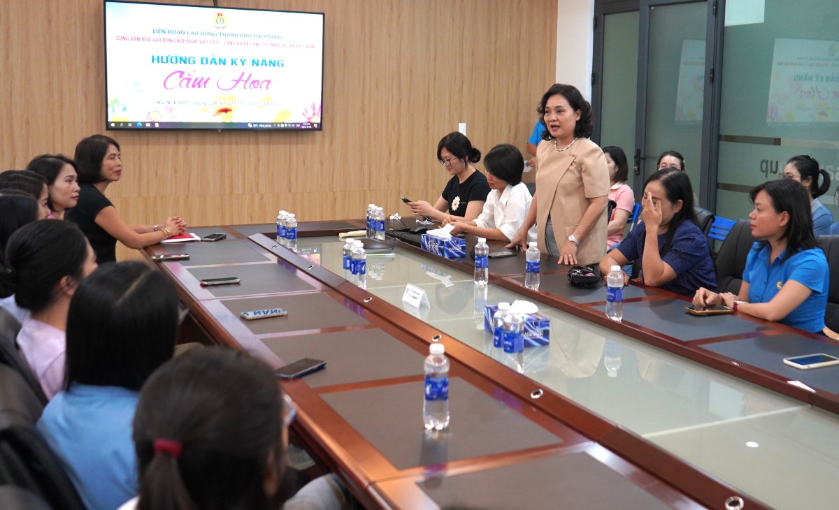 Ba Nguyen Thi Ánh Huong - Giam doc Cung Van hoa Lao dong huu nghi Viet Tiep thong tin ve chuong trinh trien khai cac lop ki nang cho nguoi lao dong. Ảnh: Mai Dung