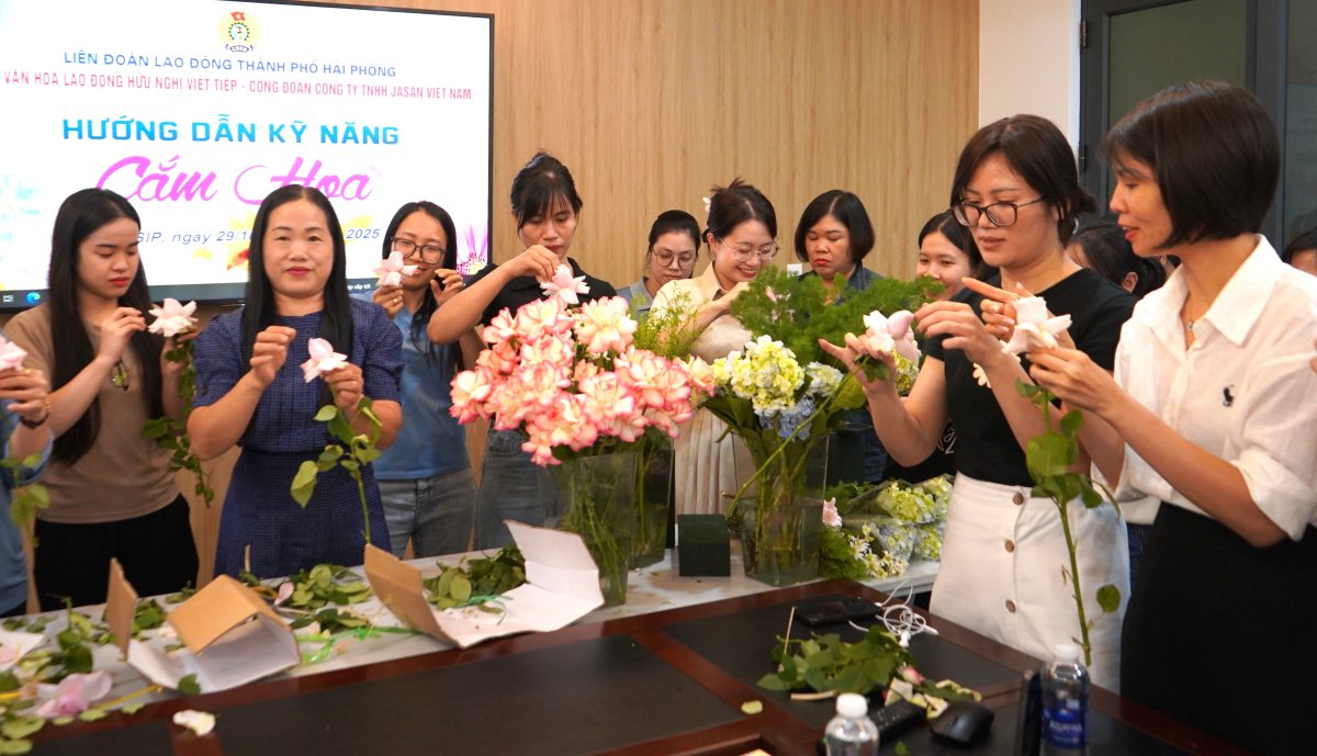 Nguoi lao dong hao hung tham gia thuc hanh so che, cam hoa nghe thuat. Ảnh: Mai Dung