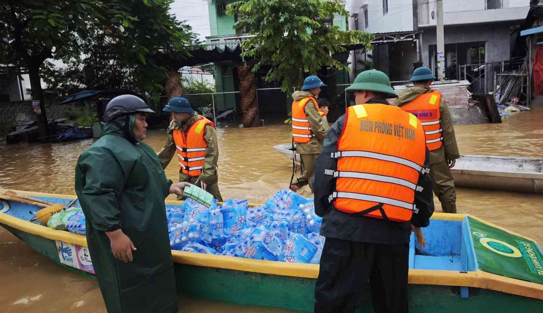 Drinking water and dry food are essential items that people in flooded areas in Da Nang are in need of. Photo: Van Hoa