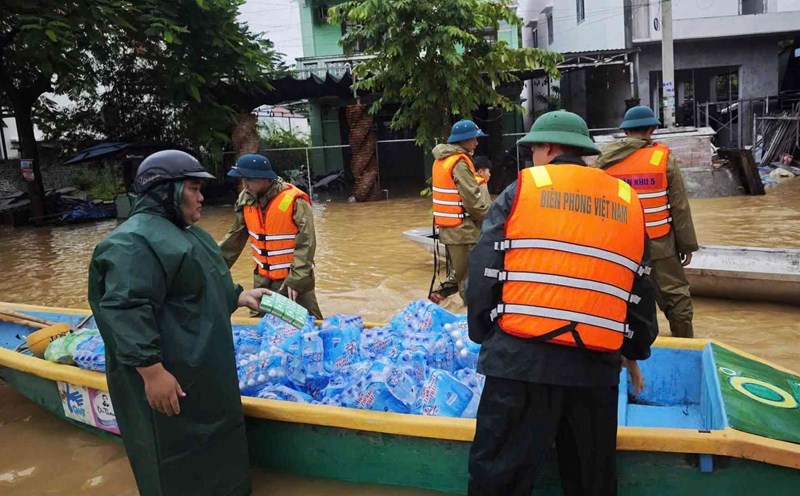Drinking water and dry food are essential items that people in flooded areas in Da Nang are in need of. Photo: Van Hoa
