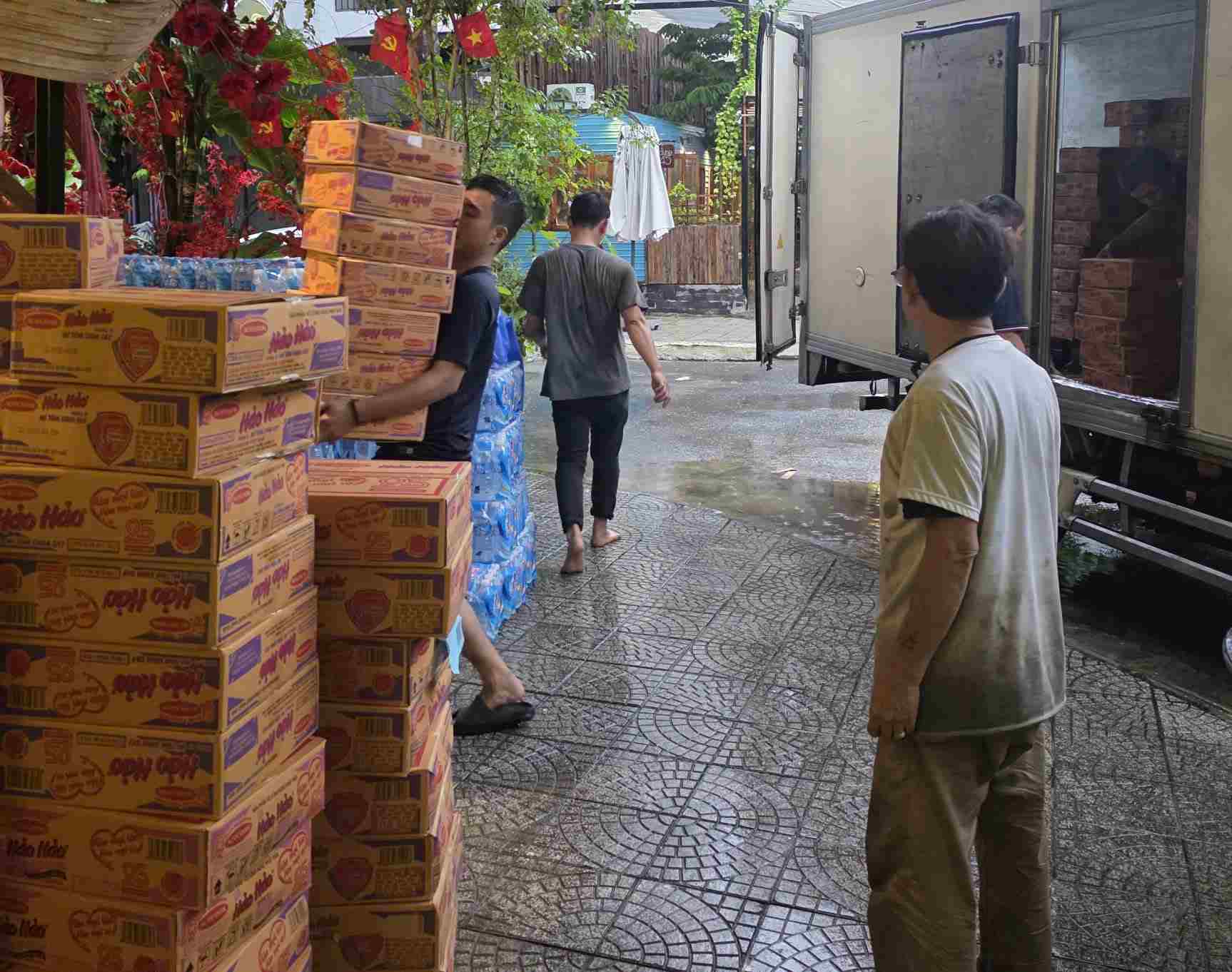 Nuoc uong, luong kho, mi an lien, banh bao... da duoc doi thien nguyen Nhan Ai cua ong Huynh Viet Hoang chuan bi cuu tro vung lu. Anh: An Thuong