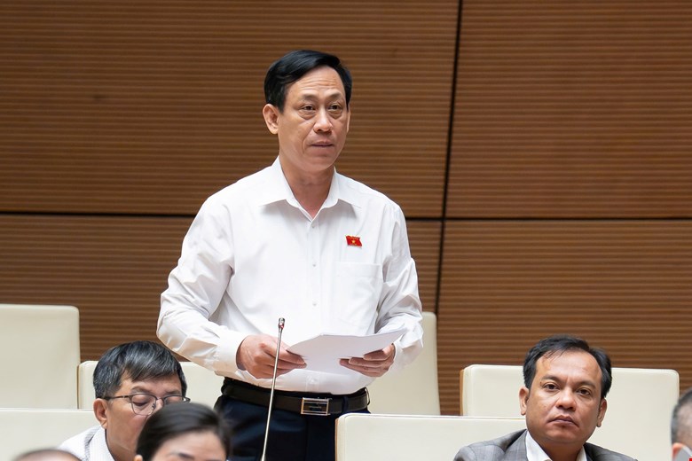 Dai bieu Mai Van Hai de xuat chinh sach dai ngo tien luong doi can bo xa. Anh: Media Quoc hoi