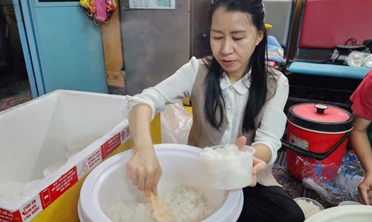 Khi đồng bào gặp nạn, người dân Đà Nẵng cùng nhau làm từng suất cơm cứu lũ. Ảnh: Trần Thi