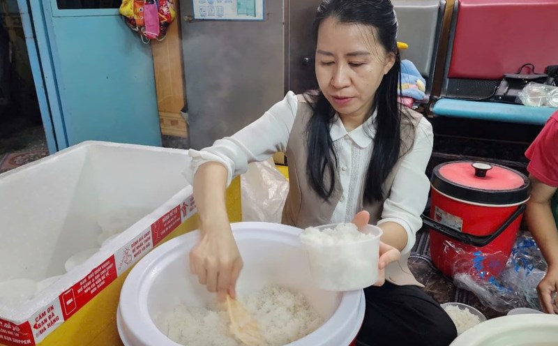 When people were in trouble, Da Nang people worked together to make rice portions to save the flood. Photo: Tran Thi