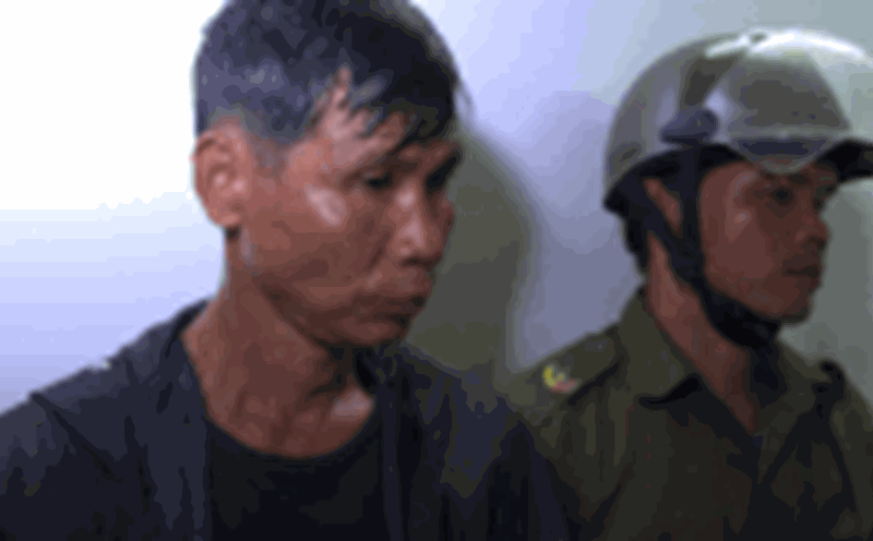 The police caught Nguyen Thanh Sang red-handed, seized a motorbike, a giant, a scissors and many items related to the theft. Photo: Provided by the police