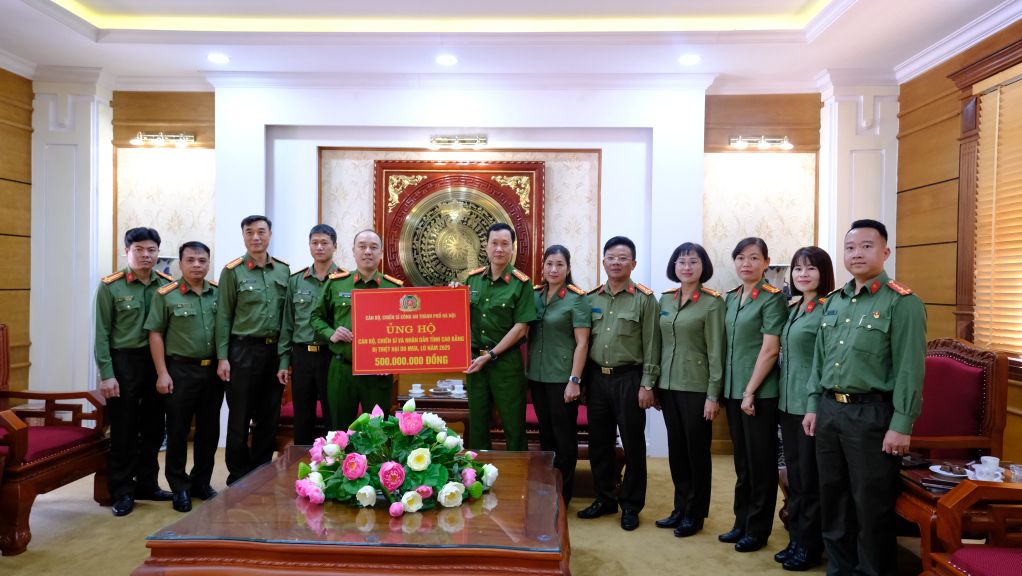 La policia de la ciudad de Hanoi entrega fondos para apoyar la superacion de las consecuencias de los desastres naturales a la policia de la provincia de Cao Bang. Foto: Minh Anh