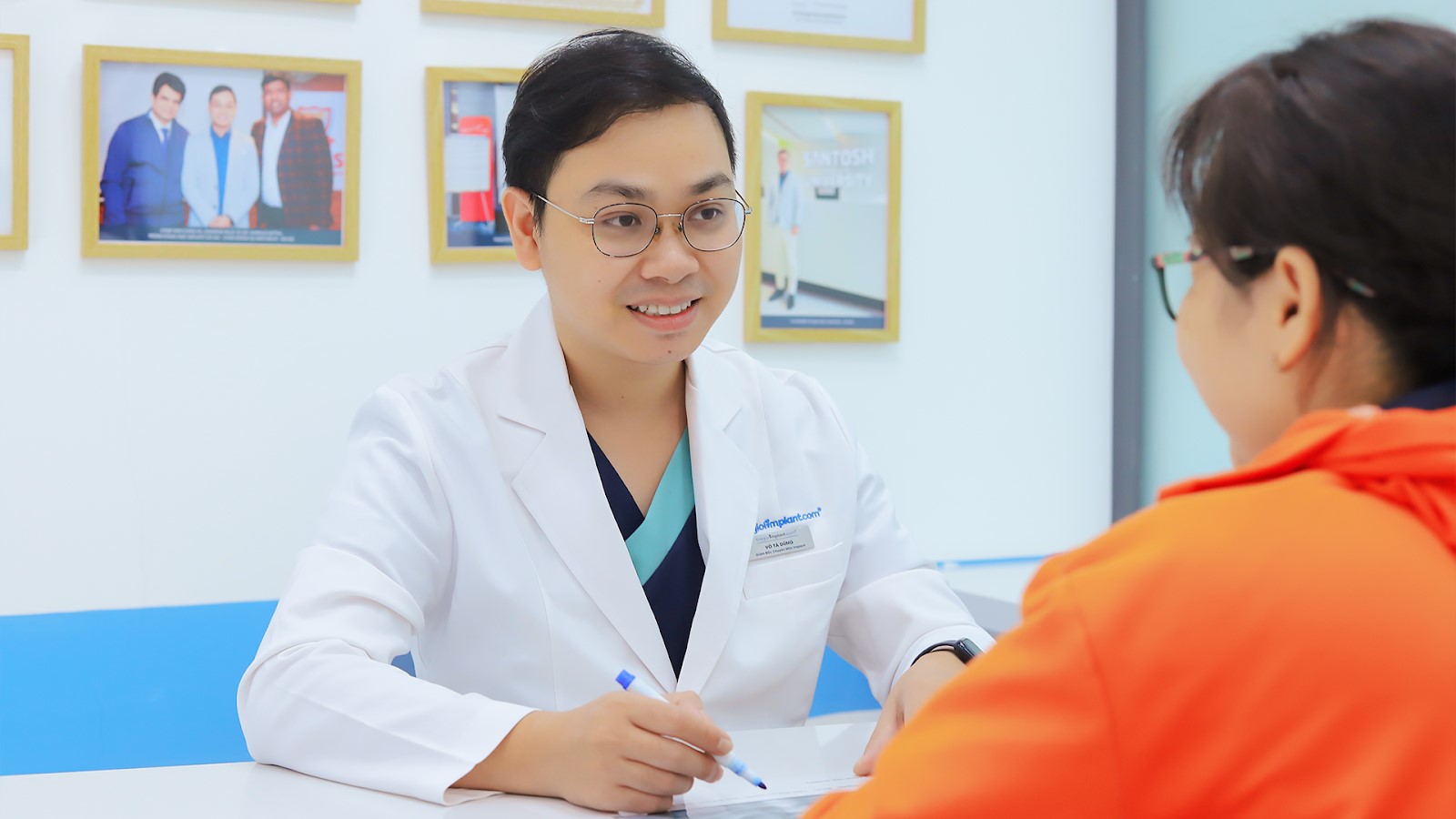 Bac si chuyen khoa rang ham mat Vo Ta Dung - Giam doc chuyen mon implant tai nha khoa Thegioiimplant.com. Anh: DNCC