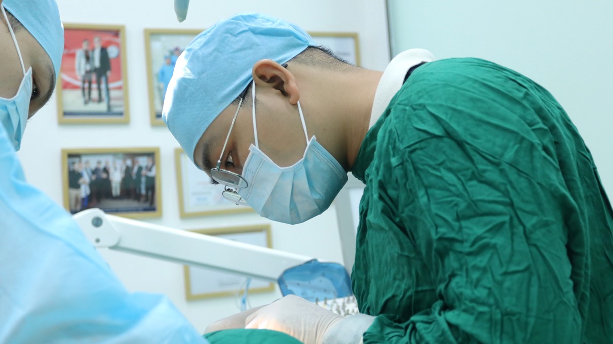 Bac si Vo Ta Dung truc tiep thuc hien thanh cong hon 5000 ca cay ghep. Anh: DNCC