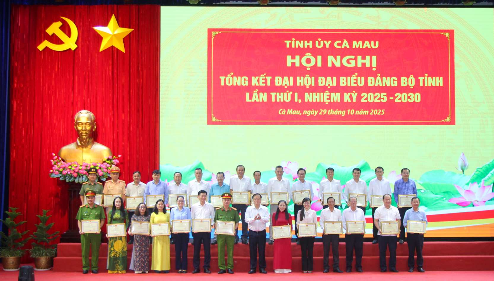 Nhieu to chuc, ca nhan duoc nhan bang khen. Anh: Nhat Ho