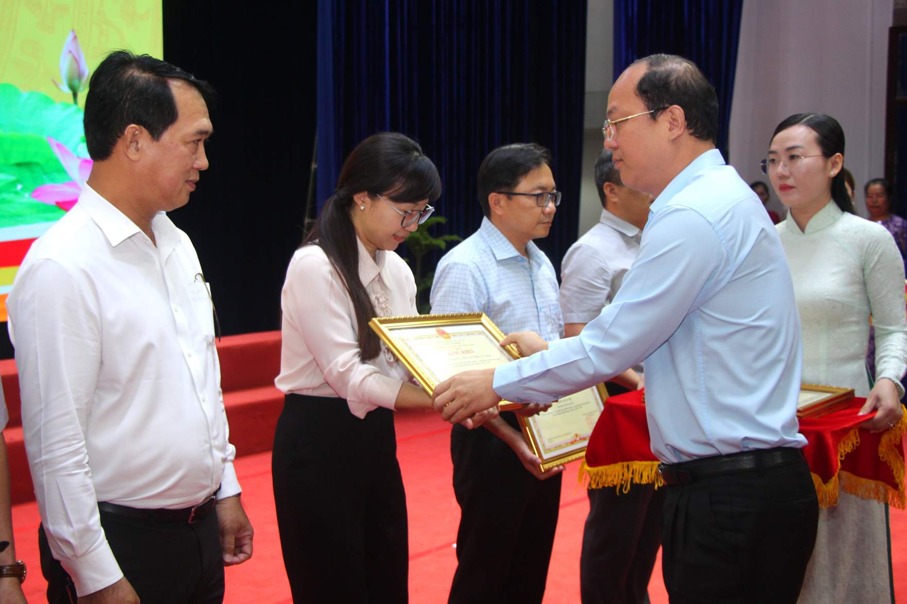 Secretary of the Ca Mau Provincial Party Committee Nguyen Ho Hai presented certificates of merit to the collectives. Photo. Nhat Ho