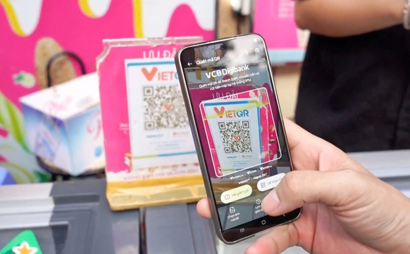 Cashless payment transactions increased dramatically, ATM transactions decreased by more than 16% in the first 9 months of 2025. Photo: Vu Linh