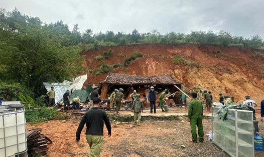 Ngọn đồi sạt lở vùi lấp căn nhà của ông A Niên. Ảnh: Công an
