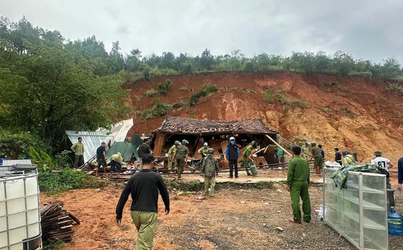 The landslide buried Mr. A Nien's house. Photo: Police