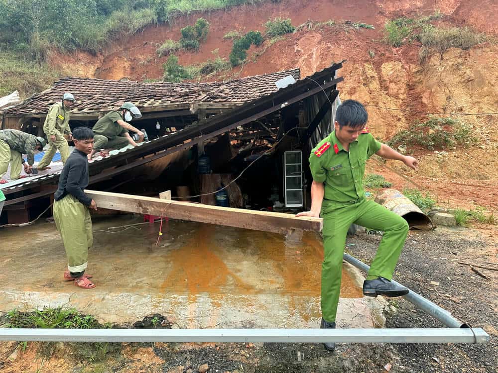 Cong an xa Dak Pek di doi tai san nguoi dan sau thien tai. Anh: Cong an