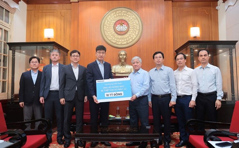 Mr. Do Van Chien - Politburo member, Secretary of the Party Central Committee, Chairman of the Central Committee of the Vietnam Fatherland Front received support for people affected by storms and floods from Samsung Vietnam. Photo: Hoai Nam