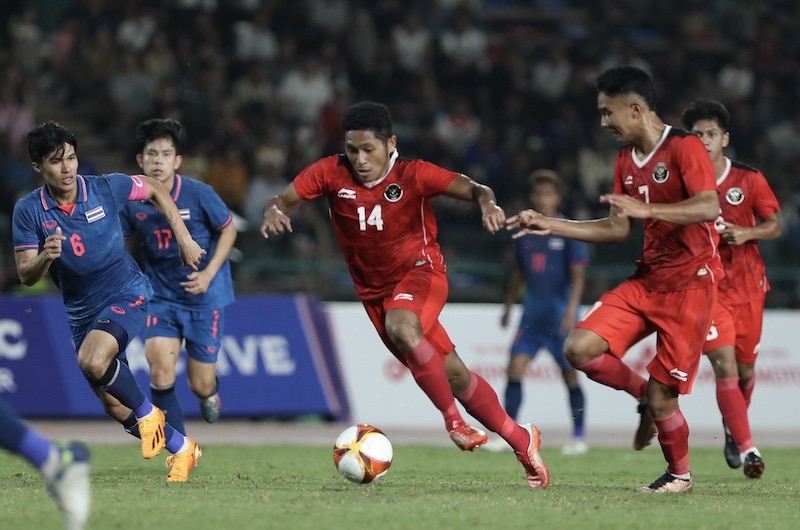 SEA Games 32男子サッカー最終戦のU22インドネシア（赤シャツ）。写真: タン・ヴー