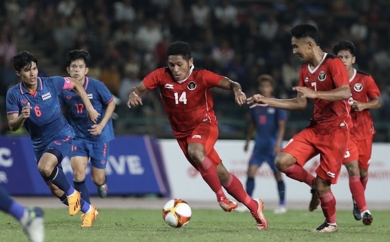 U22 Indonesia (red shirt) in the final match of the 32nd SEA Games men's football tournament. Photo: Thanh Vu