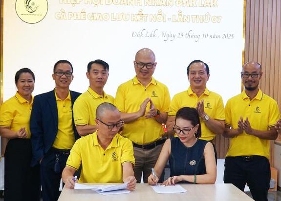 Le programme Cafe des entrepreneurs a Dak Lak est un pont pratique entre les entreprises et le gouvernement. Photo : Phan Tuan