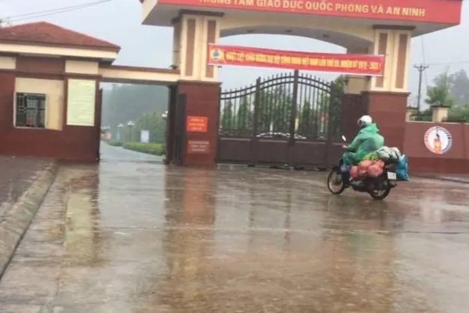 The contract with the catering unit will be terminated after the incident of hundreds of students suspected of food poisoning in Thai Nguyen. Photo: Binh An