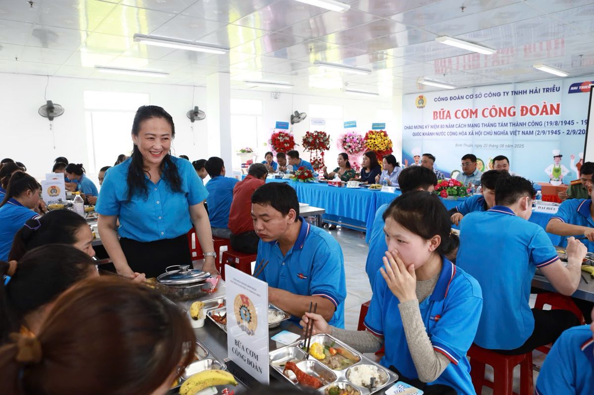 Cong nhan trong KCN Phan Thiet tham gia Bua com Cong doan. Anh: Duy Tuan