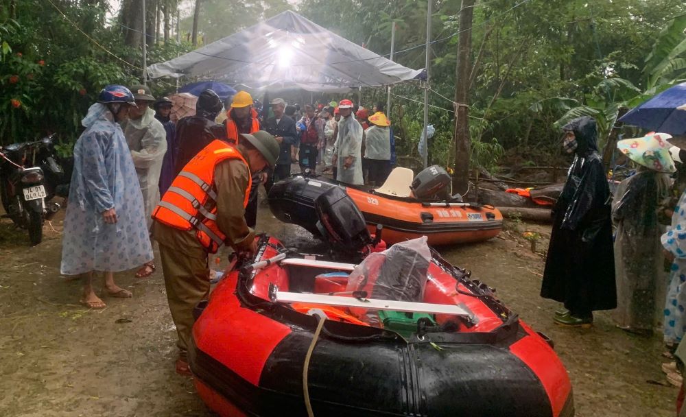 Forces and people launched a search and discovered the body of a man missing on the Thach Han River. Photo: H.Nguyen