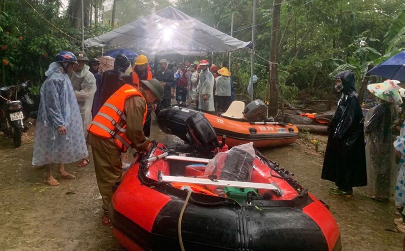 Forces and people launched a search and discovered the body of a man missing on the Thach Han River. Photo: H.Nguyen