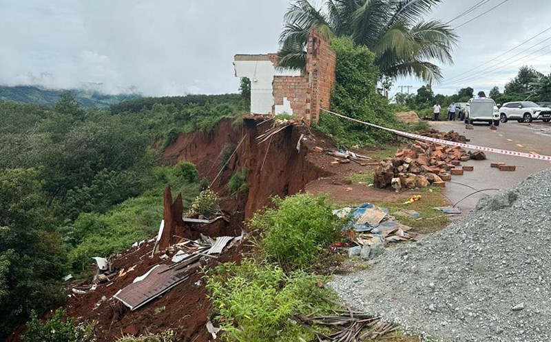 6 households in the landslide area of the road to OPY 500kV Station (belonging to Ia Ly Hydropower Plant, Ia Ly Commune, Gia Lai) have been evacuated to a safe place. Photo: Hoai Phuong
