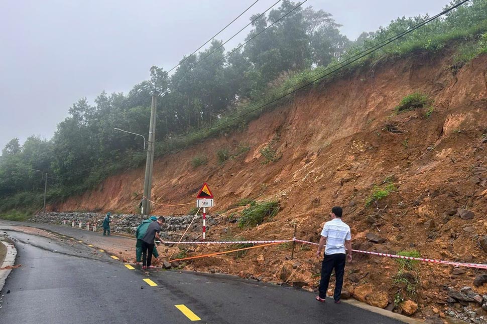 Dat da sat lo tren tuyen duong di La Vuong da duoc hot don. Anh: Lam Tran