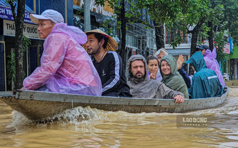 Foreign tourists had to rent a boat to transport their luggage to evacuate when floods rose in Hue. Photo: Nguyen Luan